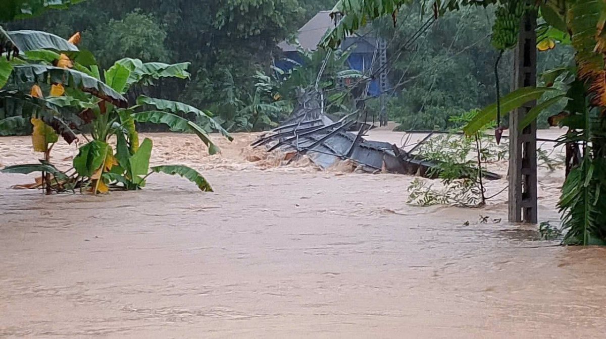 100 hộ dân miền núi Nghệ An bị cô lập do cầu treo bị cuốn trôi